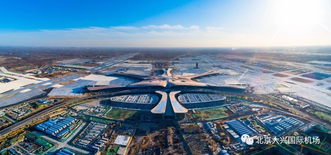 興輝地坪在北京大興國際機場水磨石研磨緊張施工中